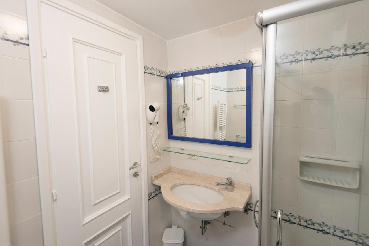 Mami Sabaudia Hotel מראה חיצוני תמונה