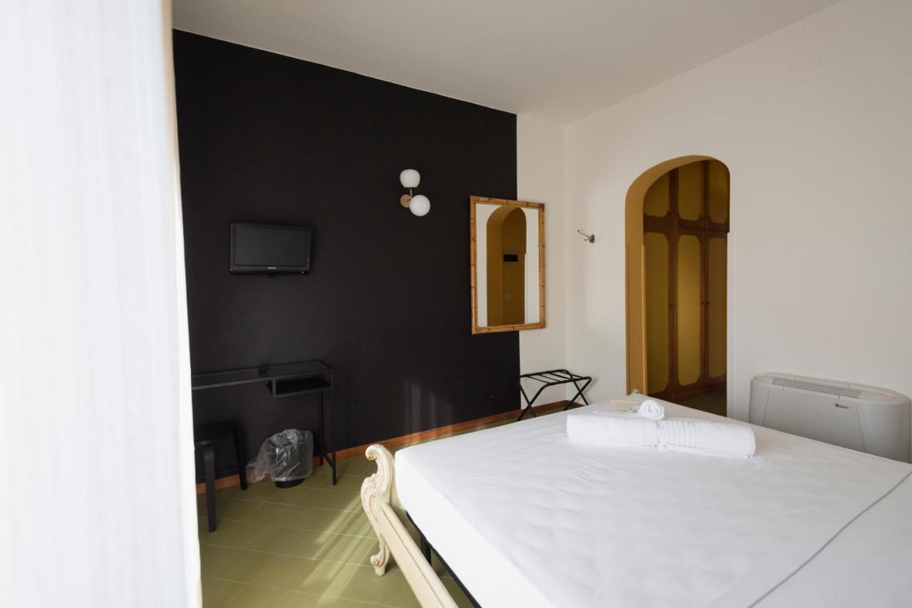 Mami Sabaudia Hotel מראה חיצוני תמונה