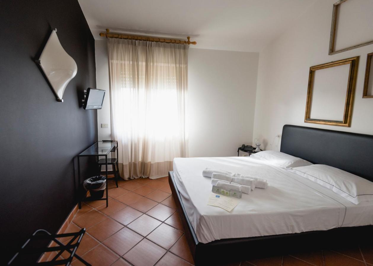 Mami Sabaudia Hotel מראה חיצוני תמונה