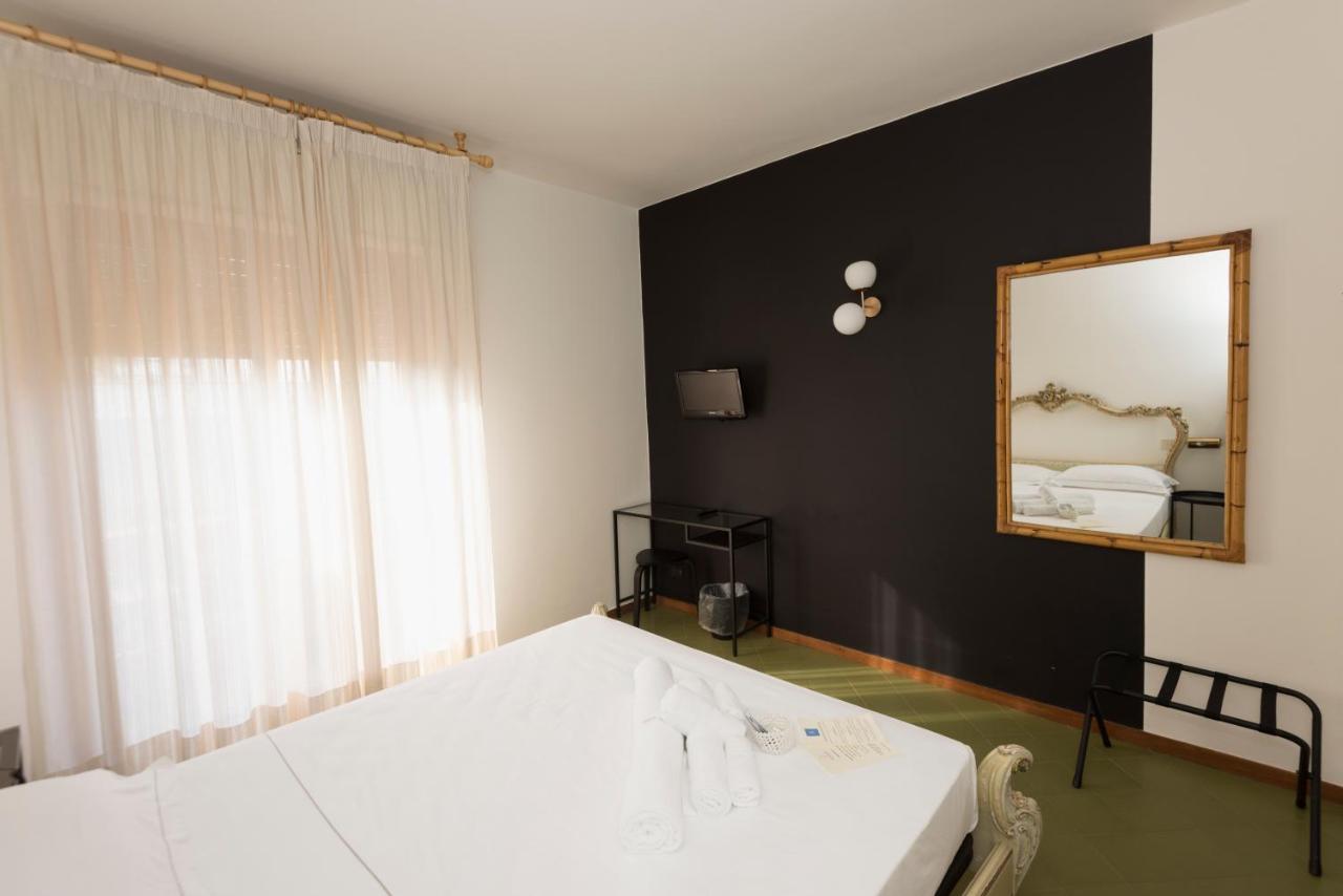 Mami Sabaudia Hotel מראה חיצוני תמונה